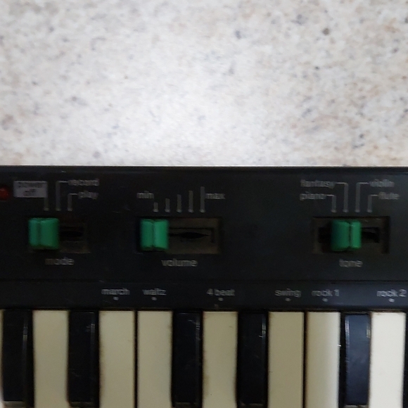 Casio PT-10 Keyboard with Black and White Keys - Picture 7 of 14